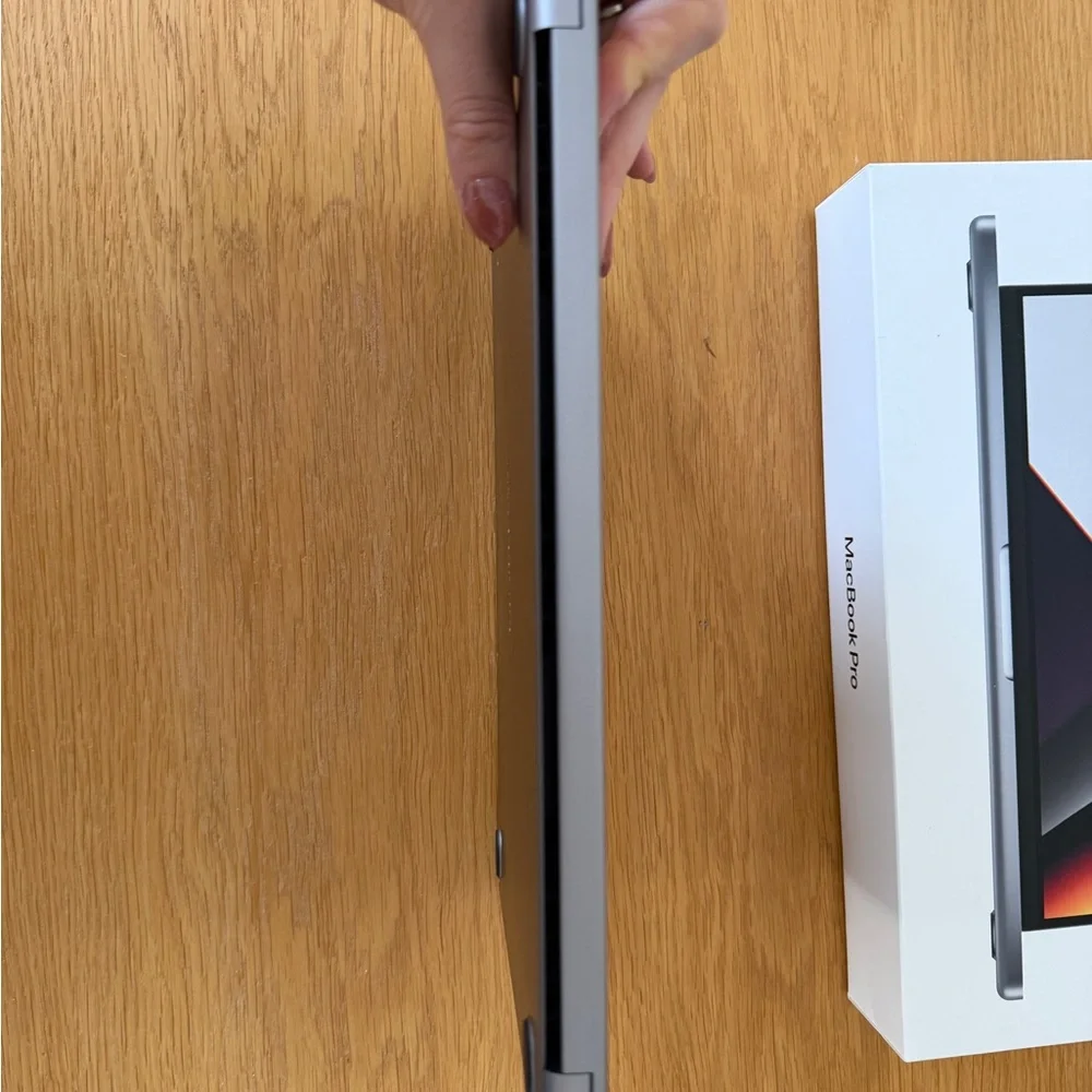 2021 M1 Apple MacBook Pro 10C CPU/14C GPU/1 TB